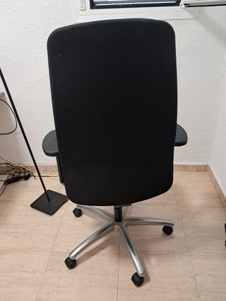 Silla de oficina ergonómica negra