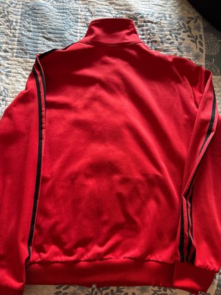 Chaqueta Adidas Roja con Rayas Negras
