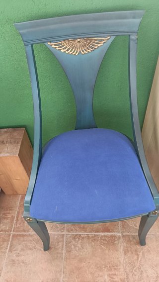 Sillas de comedor azul con detalles dorados