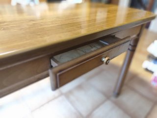 Mesa de comedor de madera