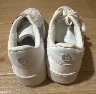 Zapatillas MTNG blancas y plateadas