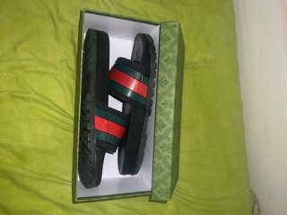 Chanclas Gucci Negras con Rayas Rojas y Verdes