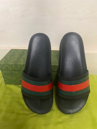 Chanclas Gucci Negras con Rayas Rojas y Verdes