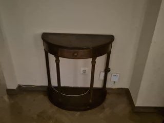 Mesa de madera con tapa de piedra