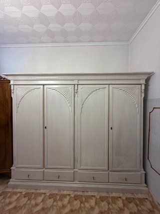 Armario madera patina blanca pintado a mano