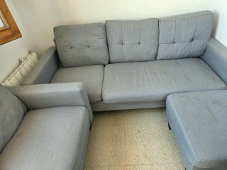 Dos sofás grises de tela