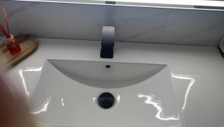 Mueble de baño azul con lavabo blanco