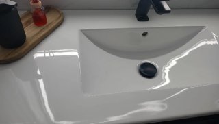 Mueble de baño azul con lavabo blanco