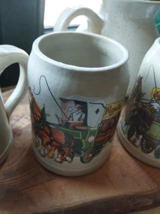 Brocche di birra in ceramica con disegni