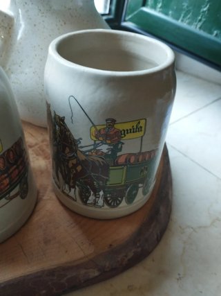 Brocche di birra in ceramica con disegni