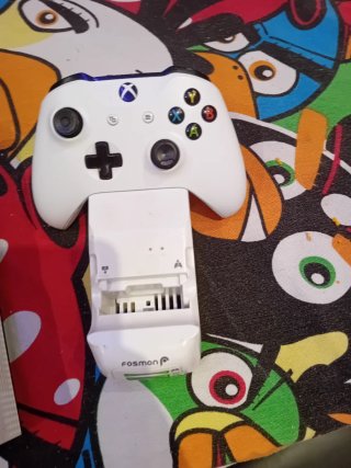 Xbox One S Digital Edition con mando.