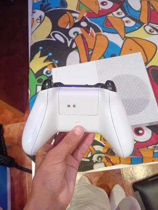 Xbox One S Digital Edition con mando.