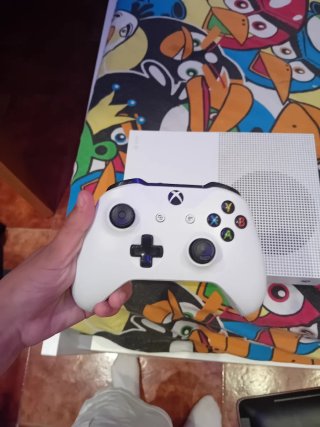 Xbox One S Digital Edition con mando.