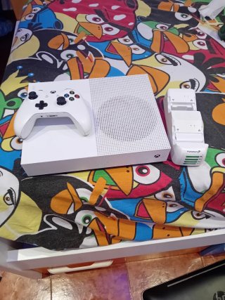 Xbox One S Digital Edition con mando.