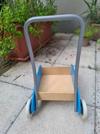 Carrellino primi passi in legno e blu Ikea