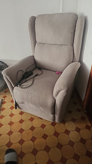 Sillón reclinable de tela beige