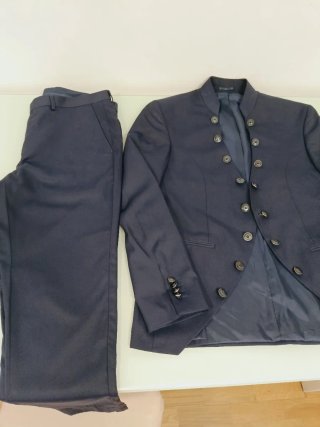 Traje de novio azul y blanco
