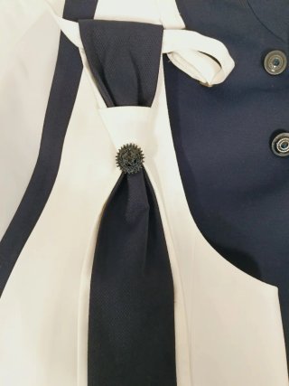 Traje de novio azul y blanco