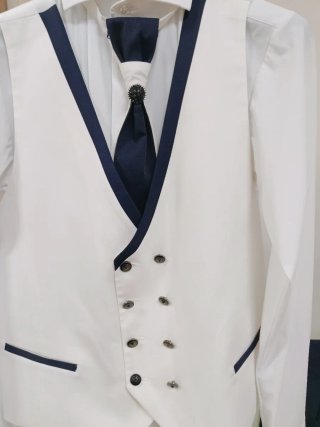 Traje de novio azul y blanco