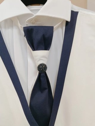 Traje de novio azul y blanco