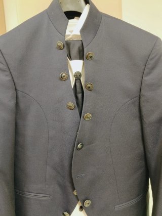 Traje de novio azul y blanco