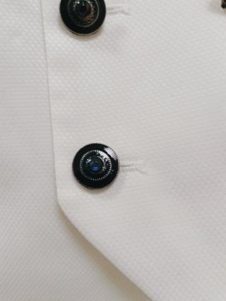 Traje de novio azul y blanco