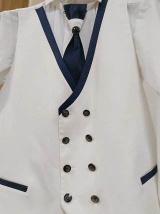 Traje de novio azul y blanco
