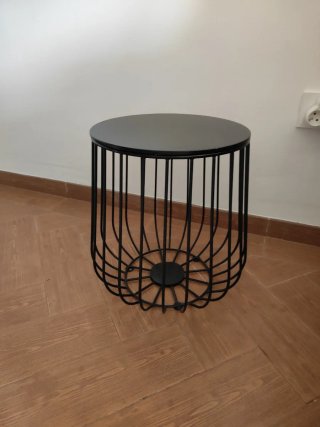 Mesa auxiliar redonda de metal negra