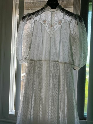 Vestido novia encaje manga abullonada
