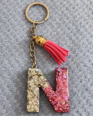 Diseño y creo collares, llaveros y más.