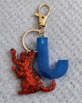 Diseño y creo collares, llaveros y más.
