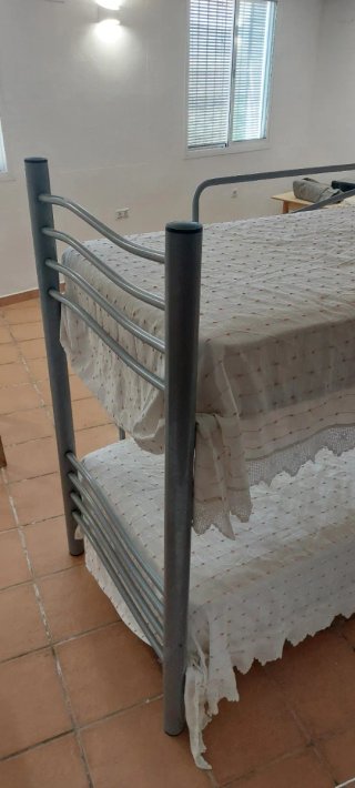 Litera metálica gris