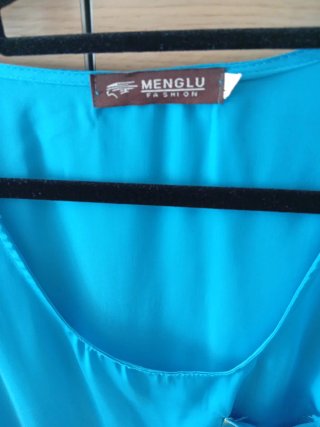 Blusa de raso azul con detalles dorados