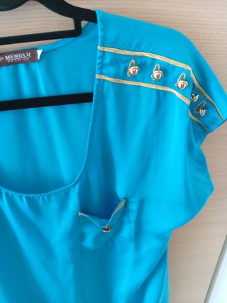 Blusa de raso azul con detalles dorados