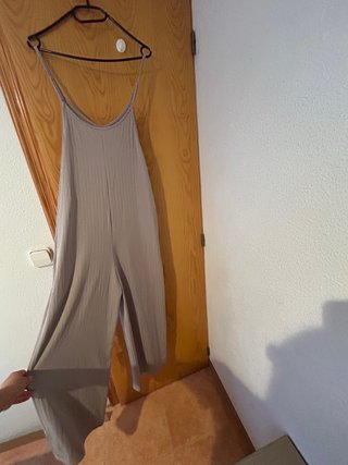 Mono largo beige con bolsillos