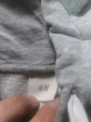 Sudadera Gris con Estampado Amarillo