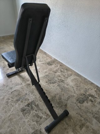 Banco de gimnasio y pesas