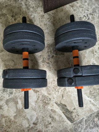 Banco de gimnasio y pesas