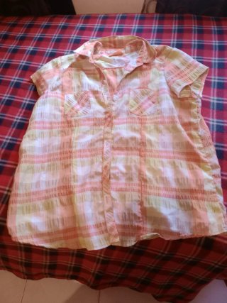 Camisa a cuadros naranja y rosa