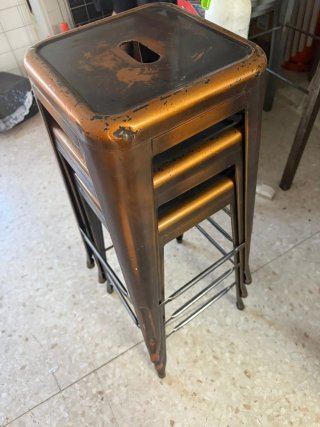 Taburetes metálicos negros y marrones