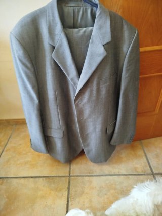 Traje gris talla 64, puesto 2 veces