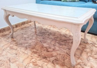 Mesa de centro con imitación de mármol.