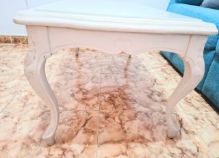 Mesa de centro con imitación de mármol.