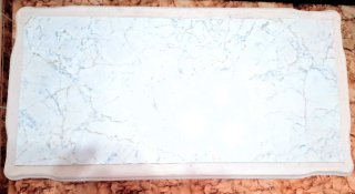 Mesa de centro con imitación de mármol.
