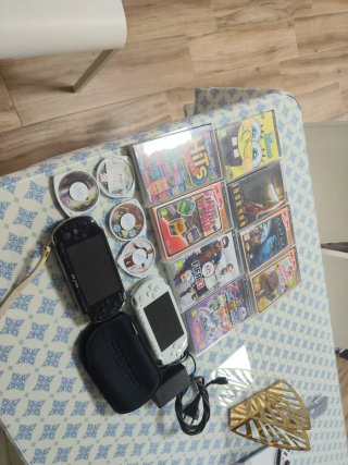 PSP 3000 y PSP 1000 con juegos