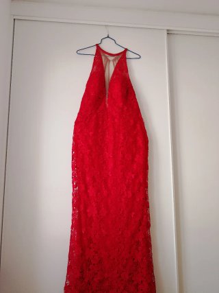 Vestido rojo largo con pedrería,costó 180euros