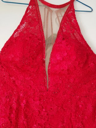 Vestido rojo largo con pedrería,costó 180euros