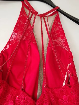 Vestido rojo largo con pedrería,costó 180euros