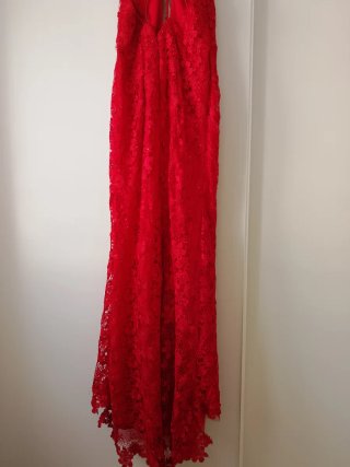 Vestido rojo largo con pedrería,costó 180euros