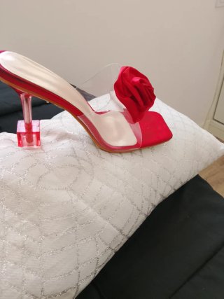 Vestido rojo largo con pedrería,costó 180euros